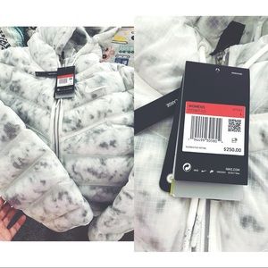 Nike Womens Puffer Jacket (Large)